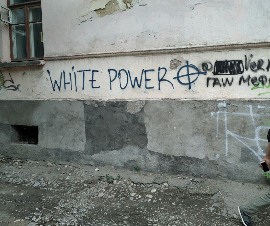 На одной из параллельных улиц, меньше чем в километре от ветеранов и пафосных наклеек графити неонацистского движения